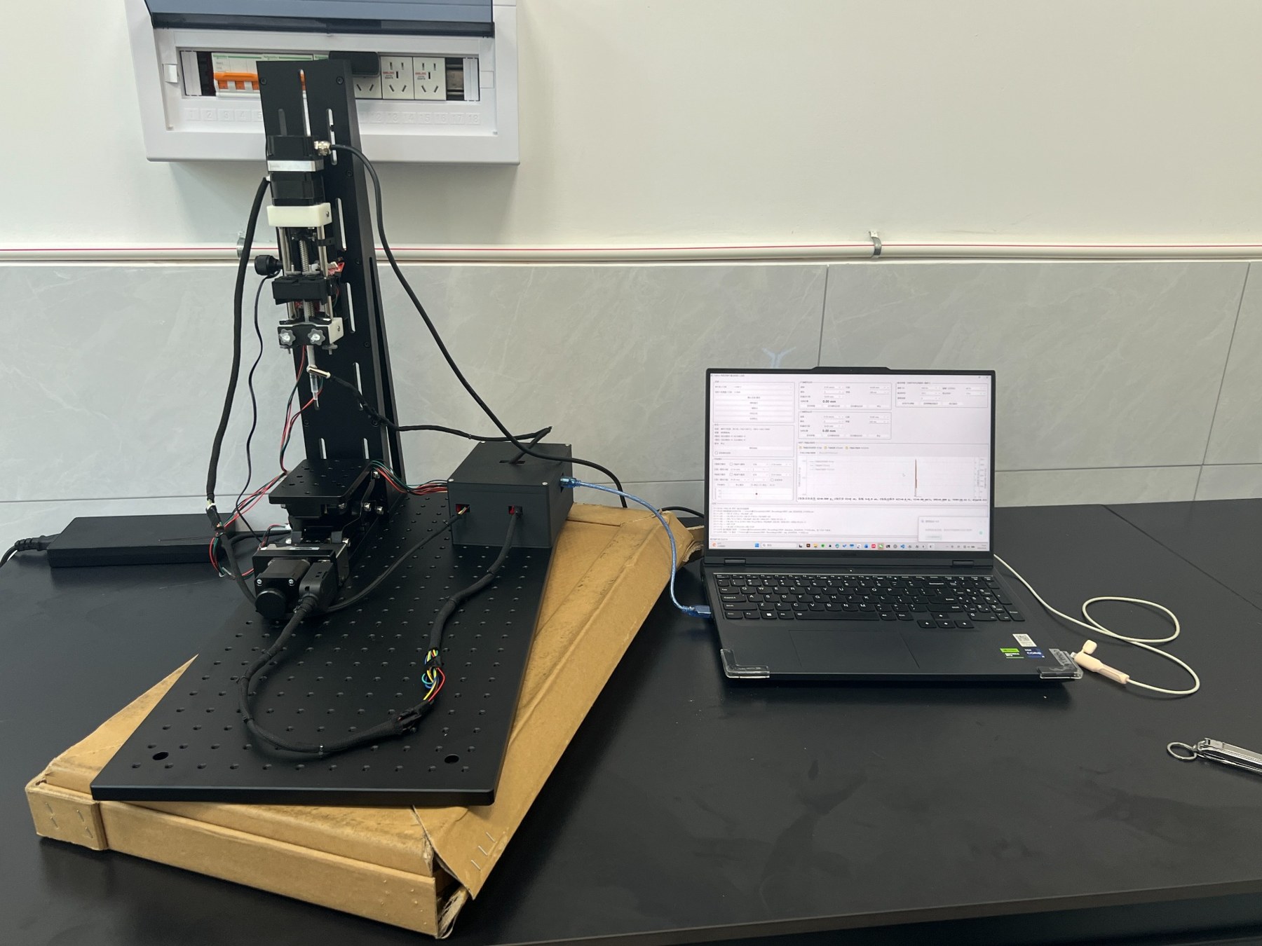 Built X/Z electromechanical experimental setup with linear stage and laptop